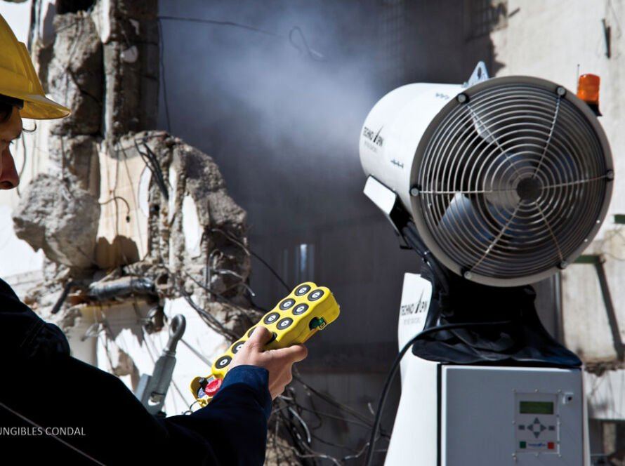 Comparativa visual entre nebulización industrial y riego convencional para control de polvo