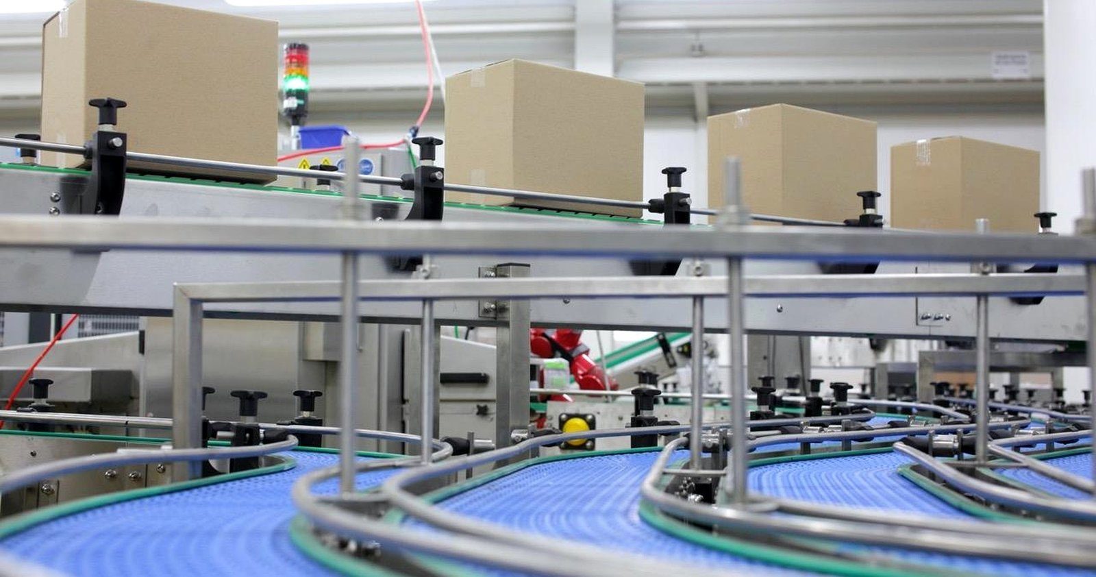 Línea de transporte industrial con bandas modulares Suplitech